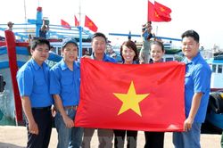 Tặng cờ Tổ quốc – tiếp sức ngư dân vươn khơi, bám biển