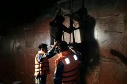 Phối hợp đưa 8 ngư dân bị nạn trên biển vào cảng Hòn La an toàn