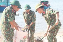 Thanh niên Quảng Bình ra quân làm sạch bãi biển