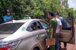 Tài xế taxi bị vị khách kề dao vào cổ cướp tài sản