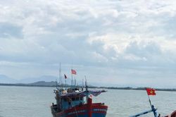 Cứu 8 người trên tàu cá bị chìm trên biển vào bờ an toàn