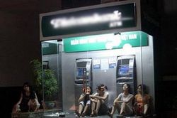 Nắng nóng đỉnh điểm, người dân trốn vào cây ATM giải nhiệt