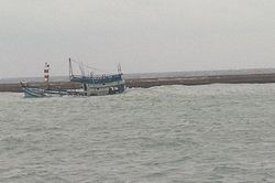 Tàu chở 71 tấn dầu đang chìm ở đảo Phú Quý, nguy cơ tràn dầu ra biển trên diện rộng