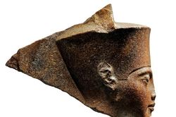 Đầu tượng pharaoh Tutankhamun của Ai Cập được bán đấu giá 6 triệu USD