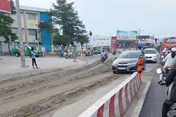 Nhiều đất cát rơi vãi trên đường