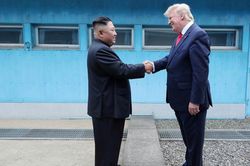 Thế giới tuần qua: Cuộc gặp lịch sử tại DMZ, tai nạn tàu lặn thảm khốc tại Nga