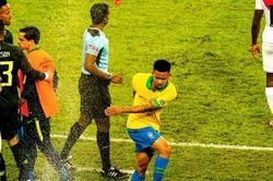 Cận cảnh Gabriel Jesus khóc lóc vật vã phải cần người dỗ sau khi nhận thẻ đỏ