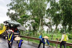 Báo cáo Bộ Giao thông việc thảm nhựa cao tốc Hà Nội - Thái Nguyên trong mưa