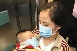 Nỗi đau xé ruột của mẹ đơn thân nhìn con trai 10 tháng tuổi đau đớn với nhiều vết lở loét khắp người