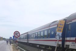 Hai mẹ con ở Nghệ An thoát chết hy hữu khi vượt qua đường sắt lúc tàu đang đến