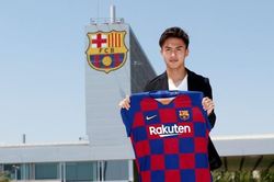 Thần đồng bóng đá Nhật Bản rạng ngời ra mắt Barca