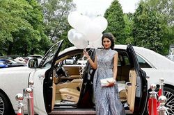 Nữ sinh chịu chơi thuê hẳn siêu phẩm Rolls-Royce Ghost đính 4 triệu viên pha lê đến lễ tốt nghiệp