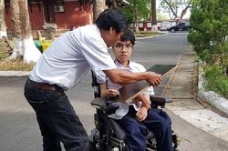 Thí sinh 12 năm 'ngồi trên lưng cha' đi học đạt 10 điểm tiếng Anh THPT Quốc gia 2019