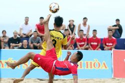 Tròn mắt với tuyệt kỹ 'xe đạp chổng ngược' trên bãi biển Nha Trang
