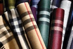 Clip: Toàn bộ quy trình tạo ra những chiếc khăn quàng hàng hiệu Burberry