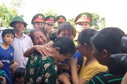 Người phụ nữ bị lừa bán sang Trung Quốc suốt 24 năm òa khóc trong vòng tay người thân