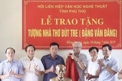 Trao tặng tượng nhà thơ Bút Tre cho nhà lưu niệm nhà thơ