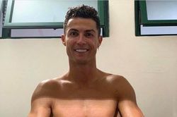 Khoe khoang cơ bắp, Ronaldo bị fan dùng Messi để 'dìm hàng'