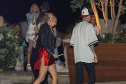 Vợ Justin Bieber diện váy xẻ cao táo bạo, khoe thân hình nóng bỏng