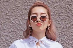Muốn vừa chất vừa xinh xắn, hãy nhìn cách Emily 'chơi' phụ kiện