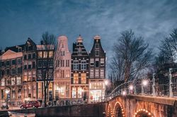 Đường phố Amsterdam khi lên đèn