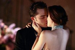 Chồng giám đốc chiều như bà hoàng, vợ đẹp vẫn 'đổ nhào' khi gặp trai trẻ