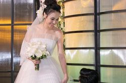 Cường Đôla ân cần chăm sóc Đàm Thu Trang trong lễ cưới