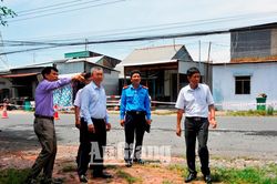 Phó Chủ tịch UBND tỉnh Trần Anh Thư khảo sát tình hình sạt lở trên tuyến QL91