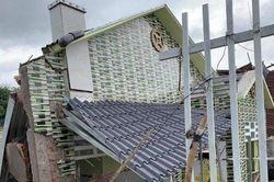 Sạt lở khiến nhiều nhà dân bị sụp xuống kênh nước, thiệt hại 900 triệu đồng