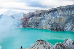 Khám phá hồ axit xanh ngọc giữa miệng núi lửa hút khách ở Indonesia