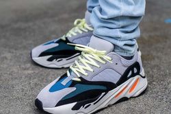 Đôi Yeezy 700 'Wave Runner' có gì hot mà được bán lại vào tháng 8?