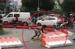 Người đàn ông phá dỡ thanh chắn bùng binh, gây náo loạn giữa TP.HCM