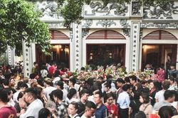 Phủ Tây Hồ ngày người chen người, lễ chồng lễ