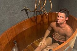 Ronaldo gây sốt khi đăng ảnh ngồi thiền trong bồn tắm