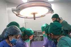 Lấy vòng tránh thai 'lạc' trong bàng quang