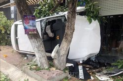 Ô tô 'điên' lao lên vỉa hè, húc đổ một cây lớn, làm hai người thương vong