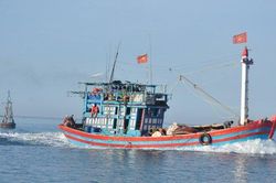 Hàng loạt tàu cá ngư dân gặp nạn ở 2 quần đảo Trường Sa và Hoàng Sa
