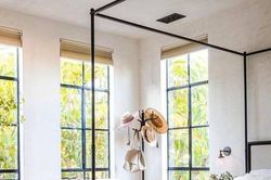 Nhà nhỏ đẹp 'không góc chết' nhờ lắp đặt cửa sổ kính từ sàn đến trần
