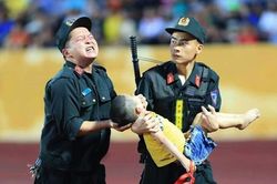 Hình ảnh lay động cảm xúc của chiến sĩ Cảnh sát cơ động trên sân Thiên Trường