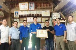 Tôn vinh thanh niên cứu người khỏi dòng lũ dữ