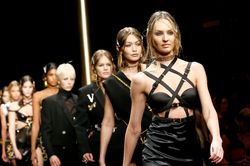 BST Thu Đông 2019 Versace: Sự trở lại lộng lẫy của một huyền thoại