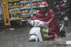 Người Hà Nội mắc kẹt giữa phố sau mưa lớn
