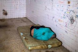 Ám ảnh cảnh tối tăm, dơ bẩn đầy chất thải và gián ở bệnh viện Venezuela
