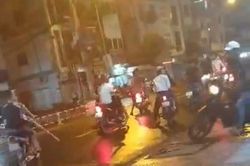 Cận cảnh hàng chục thanh niên cầm hung khí rượt đuổi như phim hành động