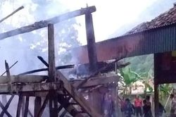 Cháy rụi nhà sàn của hai ông bà 81 tuổi ở Quế Phong lúc rạng sáng