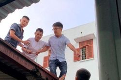 5 giờ giải cứu đối tượng nghi 'ngáo đá' trốn viện, nhảy múa trên nóc nhà