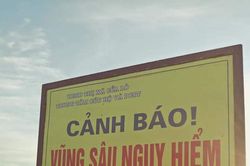 Ra vớt quả bóng cho con, người cha bị nước biển cuốn trôi