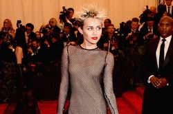 Ngắm Miley Cyrus thay đổi style trước và sau khi cưới Liam Hemsworth