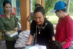 Tặng trên 650 phần quà cho người nghèo và HS khó khăn xã Đak Pling