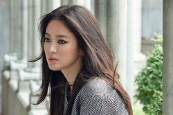 Song Hye Kyo bị chê trang điểm mắt mèo không đẹp như sao Hàn khác